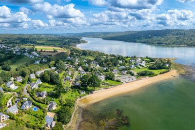 Vue aérienne depuis un drone de la plage de Pen an Traon et du quartier résidentiel du Douvez. - Agrandir l'image 2 sur 3, fenêtre modale