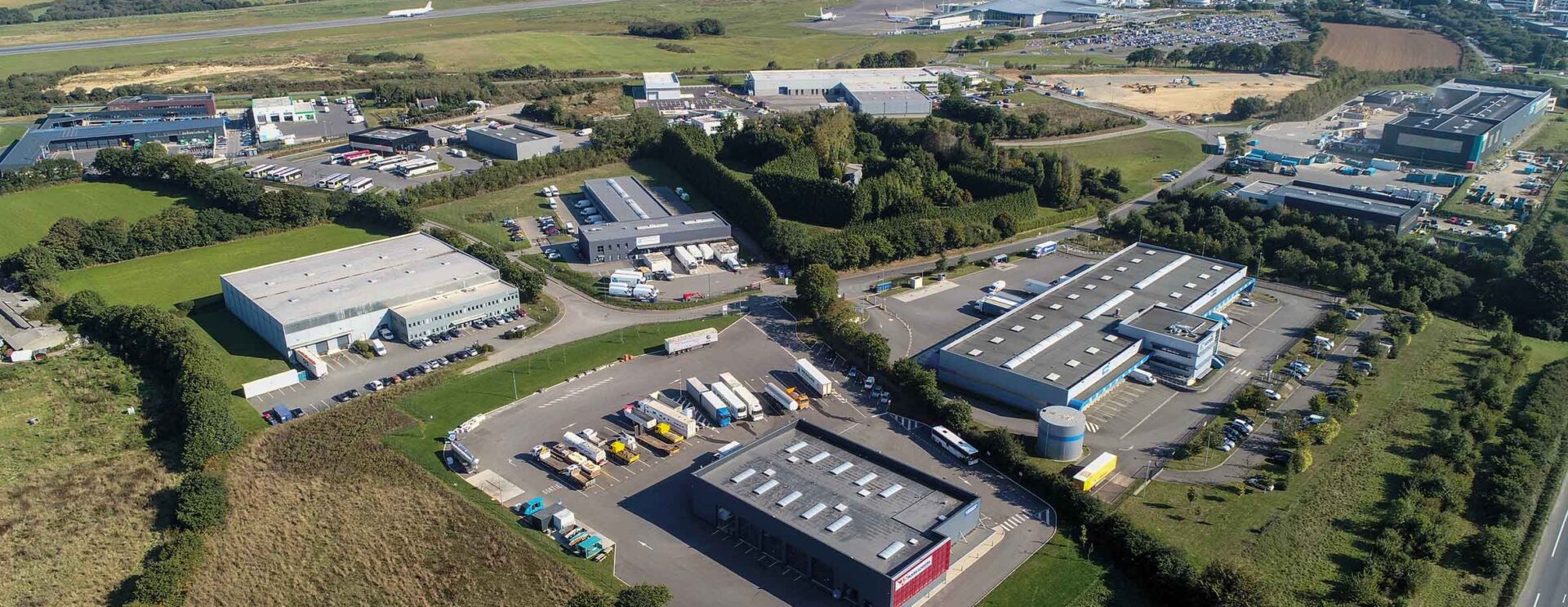 Vue aérienne de la zone d'activités de Saint-Thudon, à Guipavas : une zone comprenant de multiples entreprises dans un environnement qui reste très vert malgré tout.