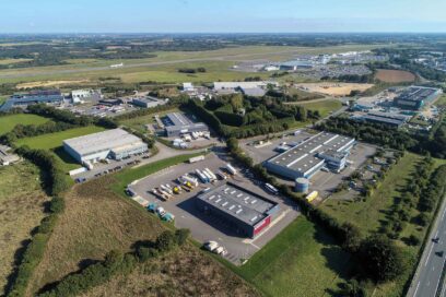 Vue aérienne de la zone d'activités de Saint-Thudon, à Guipavas : une zone comprenant de multiples entreprises dans un environnement qui reste très vert malgré tout. - Agrandir l'image, fenêtre modale