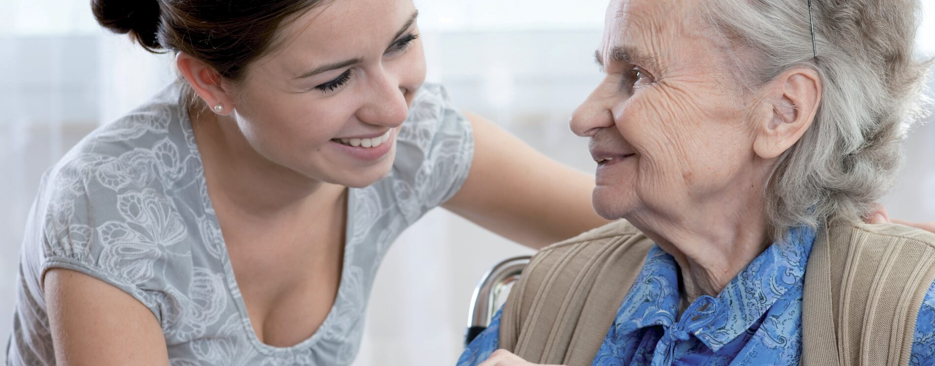 personne âgée qui discute avec une jeune femme