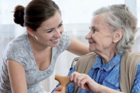 personne âgée qui discute avec une jeune femme