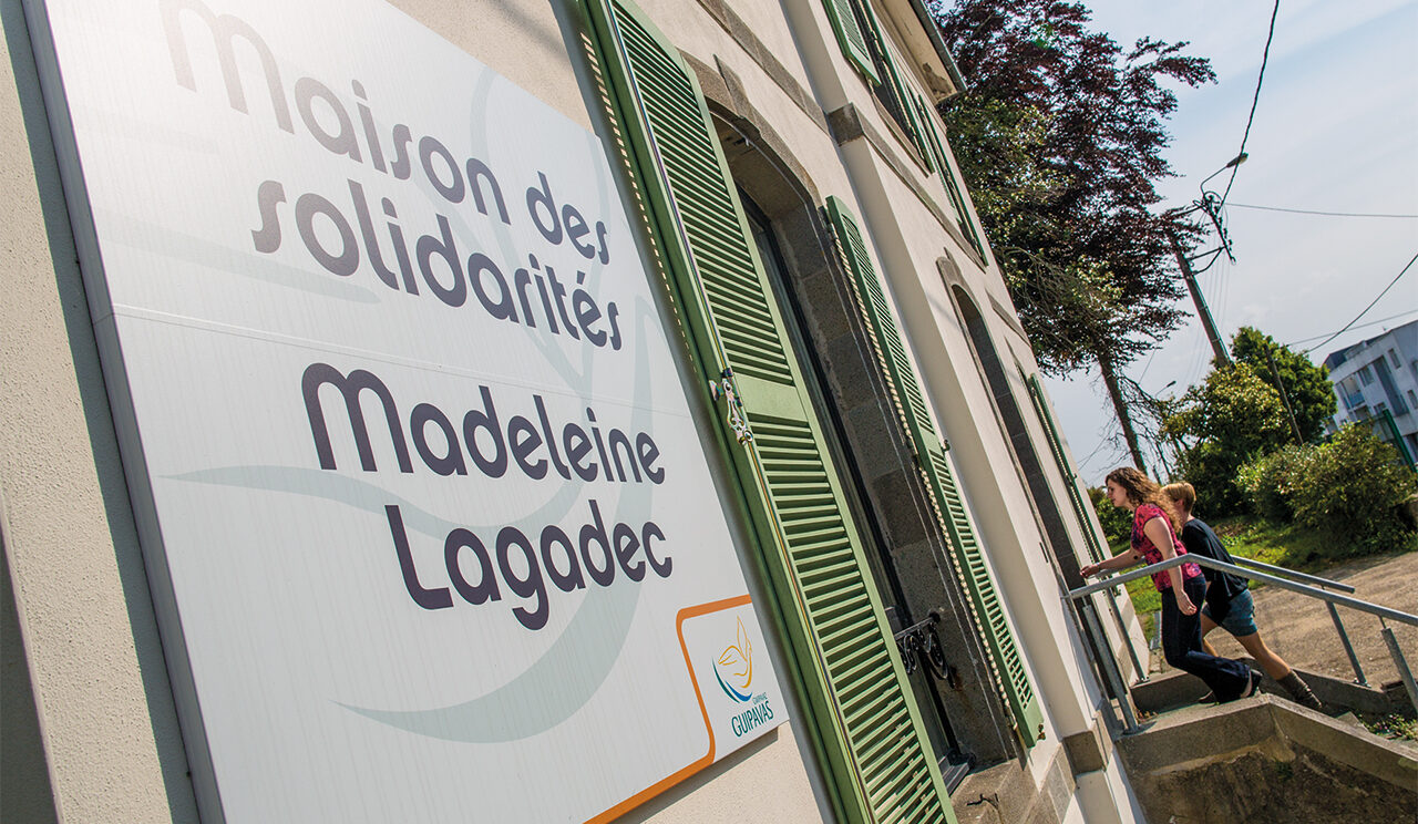 enseigne du CCAS centre d'action sociale à Guipavas