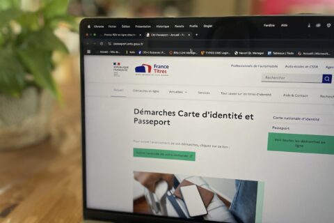 écran d'ordinateur faisant apparaître le site Frznce Titres de la République Française dédiée aux démarches de carte d'identité et de passeport