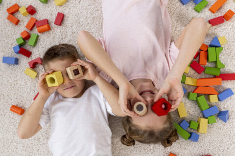 vue-de-dessus-des-enfants-jouant-avec-un-jeu-colore.jpg