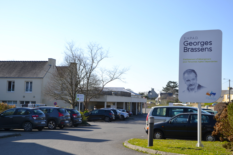 Parking et panneau de l'EHPAD Georges brassens à Guipavas