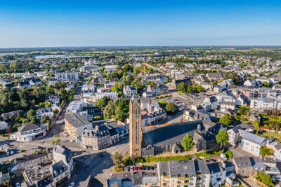 Vue aérienne de la ville de Guipavas sous un grand ciel bleu - Agrandir l'image 1 sur 3, fenêtre modale