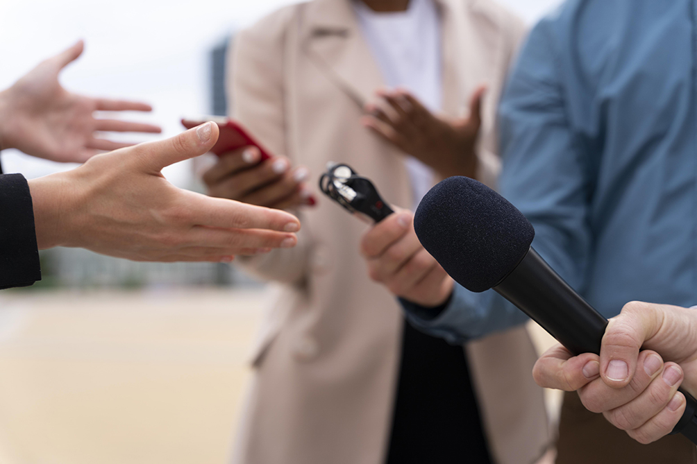 micro tendu à une personne lors d'une interview