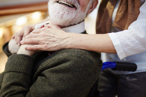 invalide en fauteiuil roulant et soignante