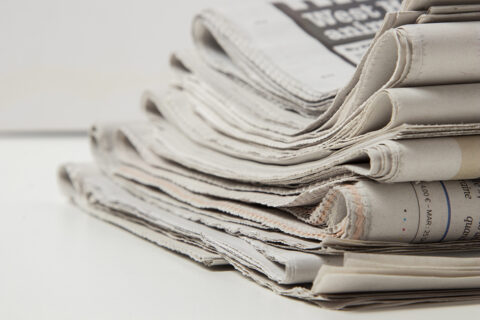 Pile de journaux sur fond blanc
