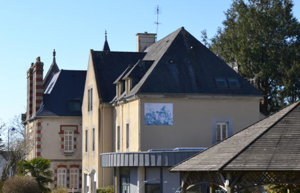 La résidence de Ker Astel : un bâtiment ancien avec beaucoup de cachet, niché dans un écrin de verdure.