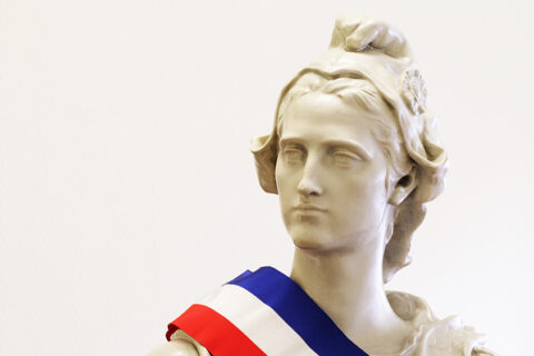 buste de Marianne blanche avec écharpe tricolore