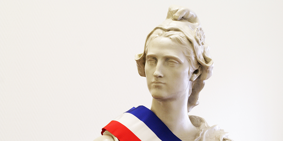 buste de Marianne blanche avec écharpe tricolore