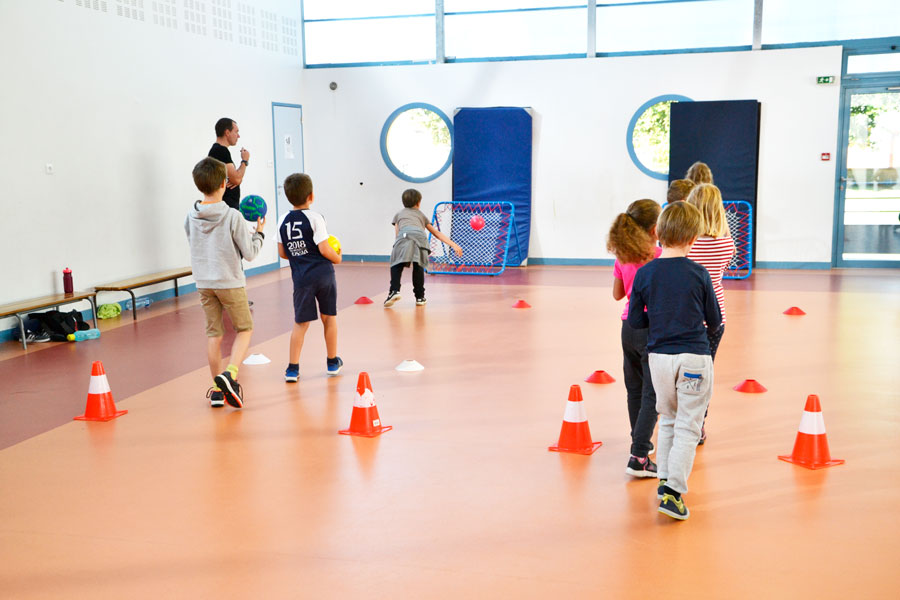 jeunes enfants qui jouent au handball dans une salle de sport - Agrandir l'image, fenêtre modale