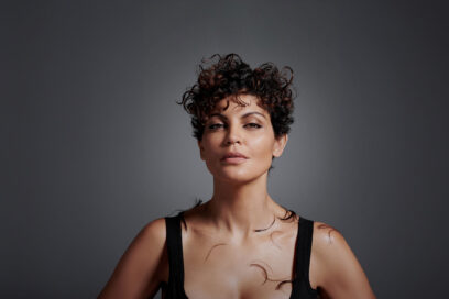 Nawell MADANI, jeune femme à la peau matte et aux cheveux courts bruns. - Agrandir l'image, fenêtre modale