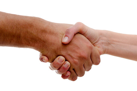 Poignée de main entre 2 hommes sur fond blanc