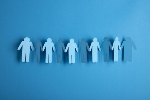 fond bleu sur lequel est posé 10 silhouettes de personnes qui se donnent la main