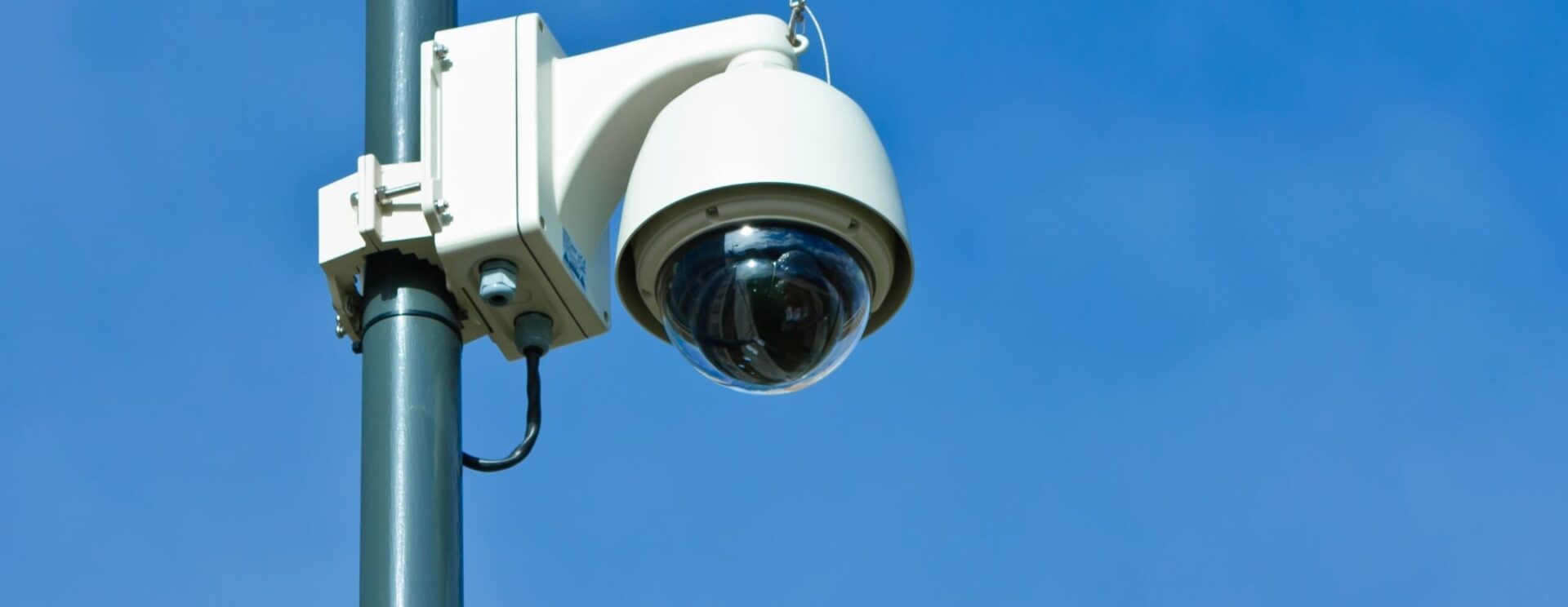 caméra de vidéoprotection sur un grand ciel bleu