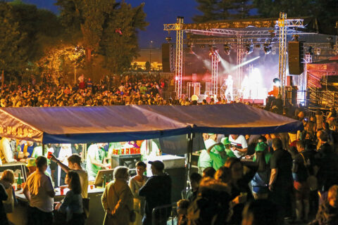 Concert de nuit avec scène et barnum