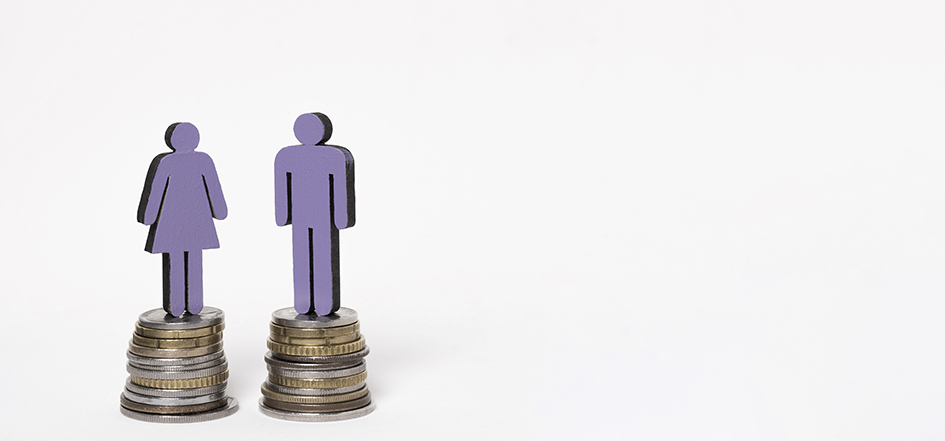 2 petites figurines violettes représentant un homme et une femme. Ces figurines sont placées sur un pile de pièces de monnaie.