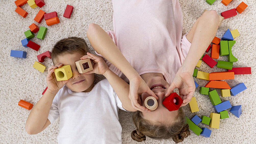 vue-de-dessus-des-enfants-jouant-avec-un-jeu-colore.jpg - Agrandir l'image, fenêtre modale