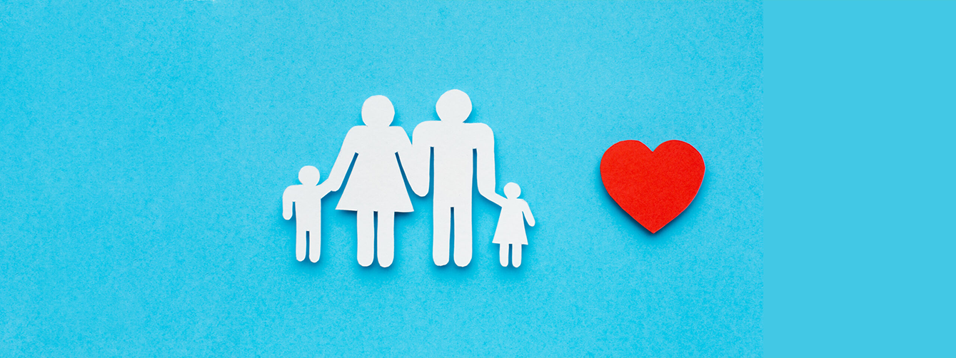 aplat de couleur bleue sur lequel se trouvent 4 figurines en papier blanc (on devine qu'il s'agit de parents et de 2 enfants). Sur le côté droit du visuel, un gros coeur rouge.