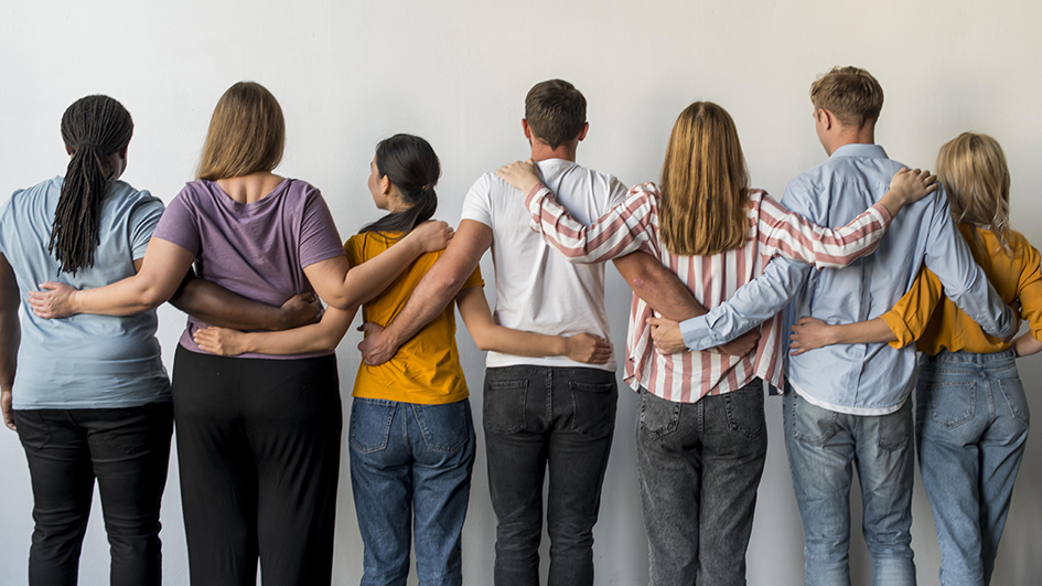 Jeunes hommes et femmes de dos qui se tiennent par les épaules.